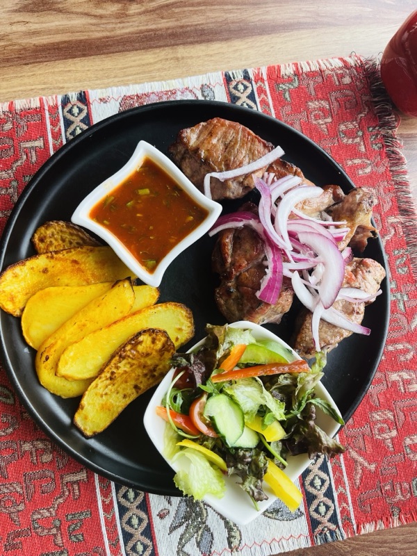 Armenische Schaschlik vom Grill mit Kartoffelspalten, Salat und hausgemachter Sauce