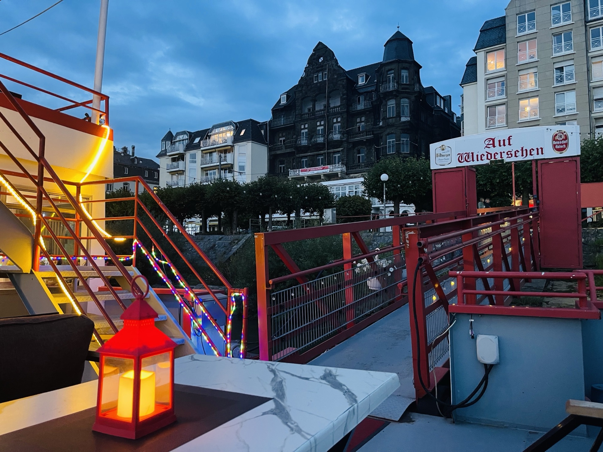 Das Schiff Alte Liebe am Rheinufer in Königswinter in der Abenddämmerung